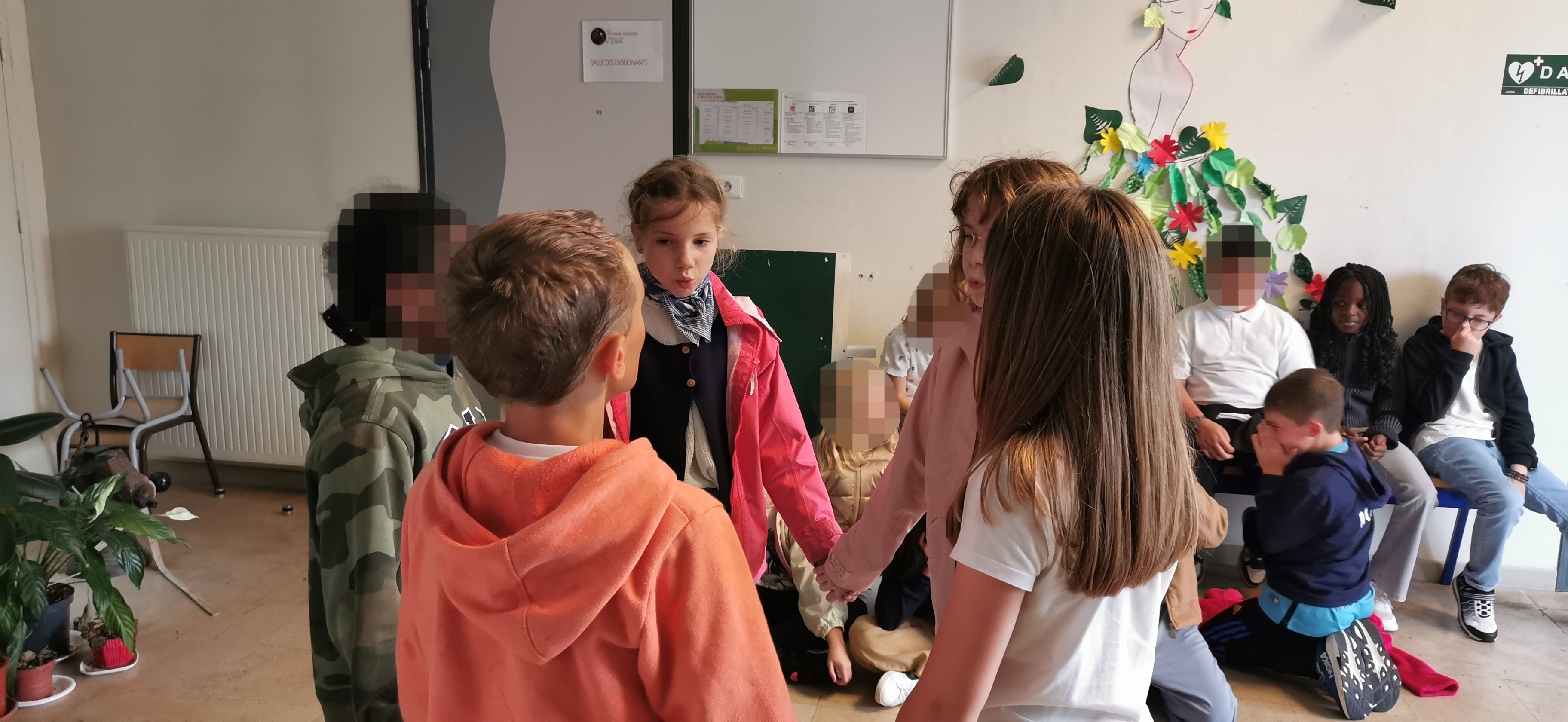 Pause active et de bien-être en classe — enfants en mouvement guidé