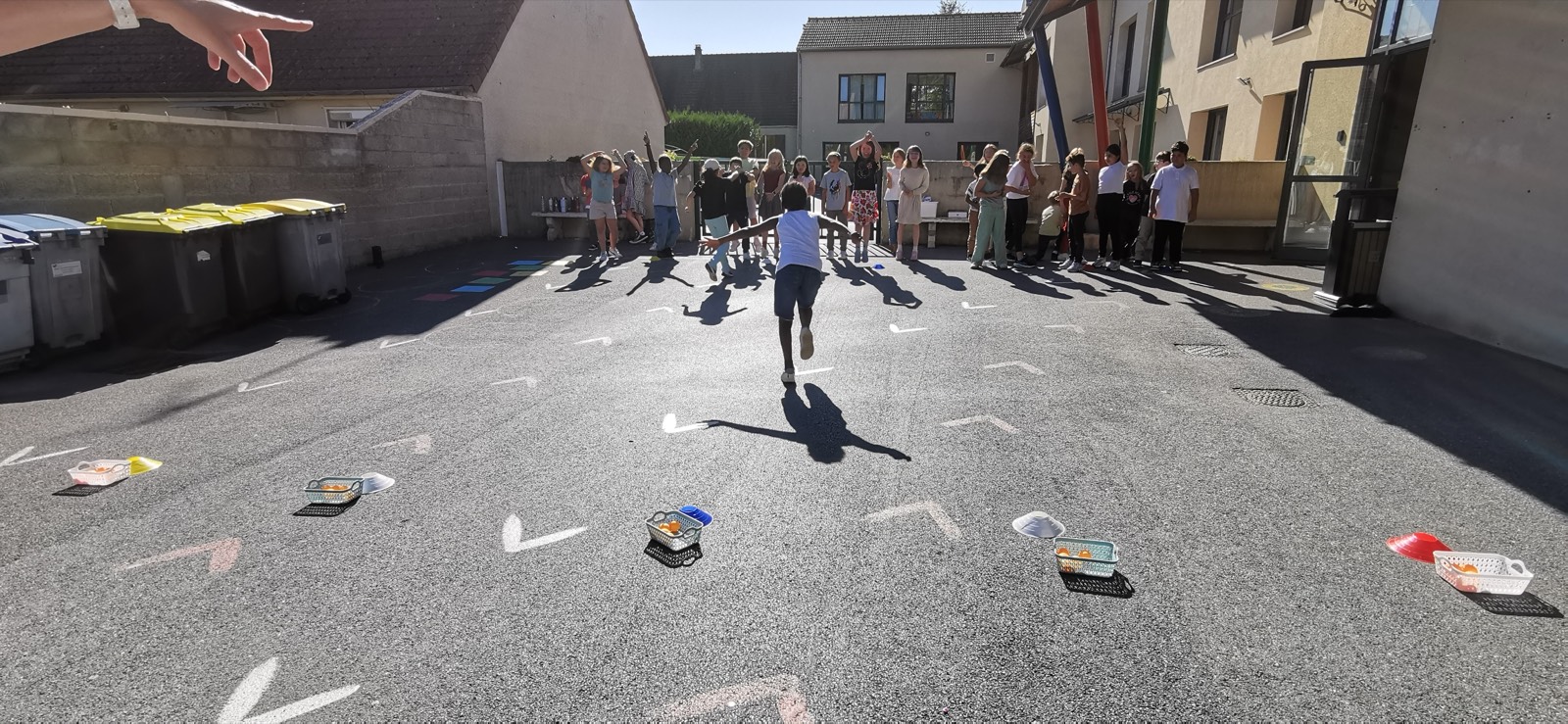 Enfants jouant dans la cour de récréation d'une école primaire française
