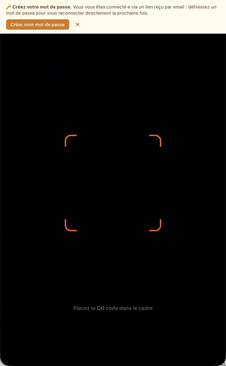 Écran du scanner : viseur orange sur fond noir, « Placez le QR code dans le cadre »
